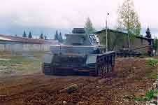 Германский танк Pz. Kfw. IV G в движении.