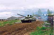 Советский танк Т-72 в движении.